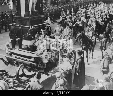 George V. König des Vereinigten Königreichs und der britischen Dominions und Kaiser von Indien, geboren am 3. juni 1865 tot am 20. januar 1936. Foto mit seiner Frau Mary of Teck, 1867-1953. Sie wurden im Jahr 1893 verheiratet. Abgebildet bei der Feier von 25 Jahren auf dem Thron, das silberne Jubiläum und Reiten in einem offenen Trainer. An der Temple Bar, dem Londoner Barriker aus dem Mittelalter, muss der König sein eigenes Schwert hinterlassen und stattdessen das perlenverkrustete Staatsschwert des Unternehmens vom oberbürgermeister Stephen Kilik als Zeichen der Loyalität übergeben. Stockfoto