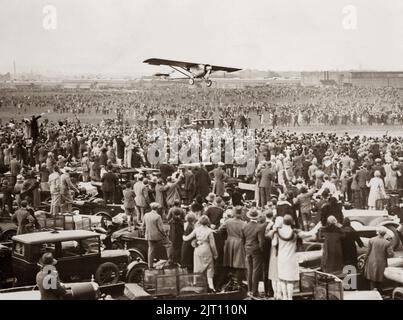 Charles Lindbergh. Geboren 4 1902. Februar - 26 1974. August. Amerikanischer Flieger, der durch den ersten Nonstop-Flug von New York nach Paris am 20. Und -21 1927. Mai Weltruhm erlangte. Dies war der erste transatlantische Solo-Flug. Das Flugzeug war ein Custom-Eindecker namens Spirit of St. Louis, dann Name auf dem Flugzeug geschrieben. Der Start erfolgte von Roosevelt Field Long Island und nach 33 ½ Stunden Flugzeit landete er am samstag, dem 21 1927. Mai, auf dem Flugplatz Le Bourget. Stockfoto