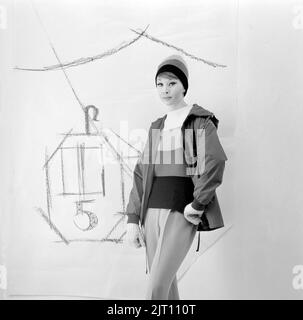 In der 1960s. Ein Modelmodell, in typischer Winterkleidung von 1960s in einem Studio. Die Hose ist aus Kunststoff, ebenso die praktische Nylonjacke. Schweden 1960s Stockfoto