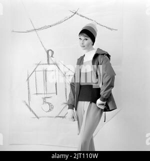 In der 1960s. Ein Modelmodell, in typischer Winterkleidung von 1960s in einem Studio. Die Hose ist aus Kunststoff, ebenso die praktische Nylonjacke. Schweden 1960s Stockfoto