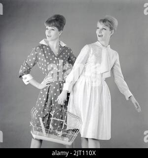 In der 1960s. Zwei Models, in typischen Sommerkleidern von 1960s, fotografiert in einem Studio. Die beiden Kleider sind ähnlich in Mustern, aber in verschiedenen Farben. Schweden 1960s Stockfoto