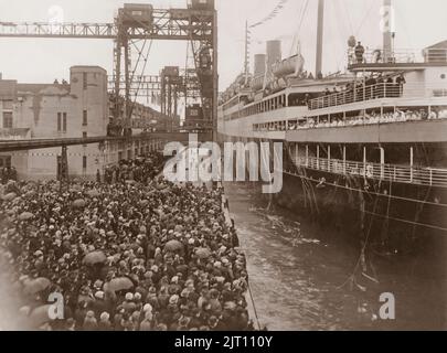 Das Jahr ist 1927. Das schwedisch-amerikanische Linienschiff M/S Gripsholm verlässt den Hafen von Göteborg für eine sechswöchige mittelmeerkreuzfahrt. Das Schiff Gripsholm galt damals mit einer Länge von 168,5 Metern als eines der luxuriösesten Schiffe auf dem Atlantik. Die berühmten Menschen dieser Zeit reisten mit ihr. Stockfoto