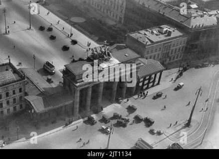 Berlin im Jahr 1930s. Eine Luftaufnahme des Brandenburger Tors am 15 1933. dezember. Ein neoklassizistisches Denkmal aus dem 18.. Jahrhundert und eines der bekanntesten Wahrzeichen Deutschlands im Zentrum Berlins. Nach dem Zweiten Weltkrieg befand sich das Brandenburger Tor in der sowjetischen Besatzungszone und die Berliner Mauer wurde direkt daneben errichtet. Der Gaten gilt heute als Symbol der europäischen Einheit und des Friedens. Das Tor ist der monumentale Eingang zum Boulevard unter den Linden. Stockfoto