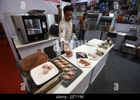 Kalkutta, Westbengalen, Indien. 26. August 2022. 19. International Foodtech Kalkutta 2022 - eine dreitägige Ausstellung der Lebensmittel- und Gastgewerbe-Industrie im Osten Indiens. Rund 115 Unternehmen haben an diesem Flaggschiff-Event für Unternehmen und Öffentlichkeit teilgenommen. (Bild: © Biswarup Ganguly/Pacific Press via ZUMA Press Wire) Stockfoto