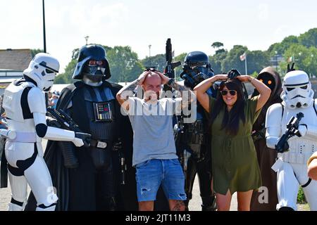 Clevedon, Großbritannien. 27. August 2022. AN einem sehr heißen Nachmittag am Feiertagswochenende der Clevedon North Somerset Bank werden Star Wars Stormtroopers entlang der Küste beobachtet, die für Selfies anhalten und die Besucher Fotos von sich und Kindern machen. Storm Troopers sammeln Geld für Kinderhospiz. Bildquelle: Robert Timoney/Alamy Live News Stockfoto