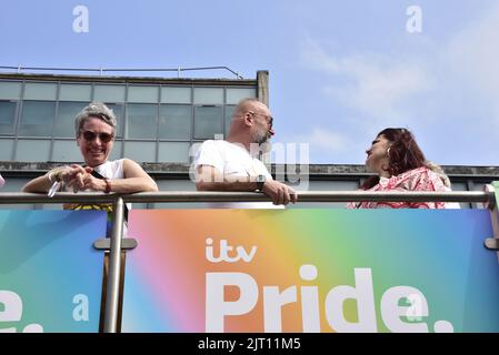 Manchester, Großbritannien. 27.. August 2022. Die Teilnehmer auf dem Oberdeck des ITV Open Top Busses machen sich bereit, an der LGBTQ+ Pride Parade im Zentrum von Manchester, Großbritannien, teilzunehmen, da LGBTQ+ Pride vom 26.. Bis 29.. August über das Wochenende an den Bankfeiertag weitergeht. Quelle: Terry Waller/Alamy Live News Stockfoto