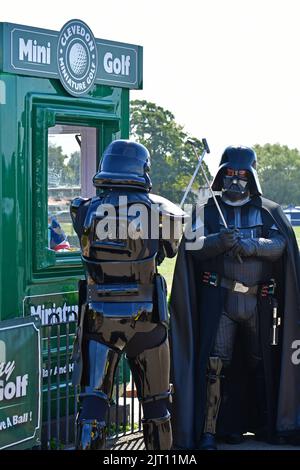 Clevedon, Großbritannien. 27. August 2022. AN einem sehr heißen Nachmittag am Feiertagswochenende der Clevedon North Somerset Bank werden Star Wars Stormtroopers entlang der Küste beobachtet, die für Selfies anhalten und die Besucher Fotos von sich und Kindern machen. Storm Troopers sammeln Geld für Kinderhospiz. Bildquelle: Robert Timoney/Alamy Live News Stockfoto