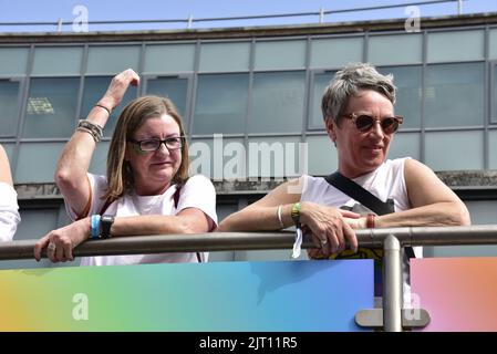 Manchester, Großbritannien. 27.. August 2022. Die Teilnehmer auf dem Oberdeck des ITV Open Top Busses machen sich bereit, an der LGBTQ+ Pride Parade im Zentrum von Manchester, Großbritannien, teilzunehmen, da LGBTQ+ Pride vom 26.. Bis 29.. August über das Wochenende an den Bankfeiertag weitergeht. Quelle: Terry Waller/Alamy Live News Stockfoto