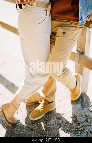 Beine eines Mannes und einer Frau in Hosen und Stiefeln Stockfoto