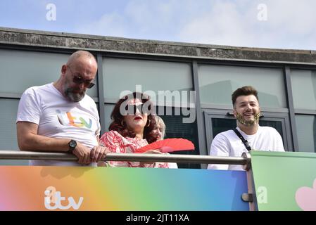Manchester, Großbritannien. 27.. August 2022. Die Teilnehmer auf dem Oberdeck des ITV Open Top Busses machen sich bereit, an der LGBTQ+ Pride Parade im Zentrum von Manchester, Großbritannien, teilzunehmen, da LGBTQ+ Pride vom 26.. Bis 29.. August über das Wochenende an den Bankfeiertag weitergeht. Quelle: Terry Waller/Alamy Live News Stockfoto