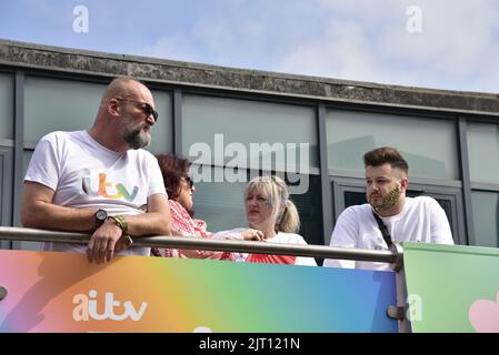 Manchester, Großbritannien. 27.. August 2022. Die Teilnehmer auf dem Oberdeck des ITV Open Top Busses machen sich bereit, an der LGBTQ+ Pride Parade im Zentrum von Manchester, Großbritannien, teilzunehmen, da LGBTQ+ Pride vom 26.. Bis 29.. August über das Wochenende an den Bankfeiertag weitergeht. Quelle: Terry Waller/Alamy Live News Stockfoto