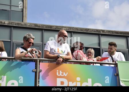 Manchester, Großbritannien. 27.. August 2022. Die Teilnehmer auf dem Oberdeck des ITV Open Top Busses machen sich bereit, an der LGBTQ+ Pride Parade im Zentrum von Manchester, Großbritannien, teilzunehmen, da LGBTQ+ Pride vom 26.. Bis 29.. August über das Wochenende an den Bankfeiertag weitergeht. Quelle: Terry Waller/Alamy Live News Stockfoto