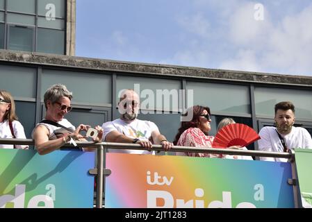 Manchester, Großbritannien. 27.. August 2022. Die Teilnehmer auf dem Oberdeck des ITV Open Top Busses machen sich bereit, an der LGBTQ+ Pride Parade im Zentrum von Manchester, Großbritannien, teilzunehmen, da LGBTQ+ Pride vom 26.. Bis 29.. August über das Wochenende an den Bankfeiertag weitergeht. Quelle: Terry Waller/Alamy Live News Stockfoto