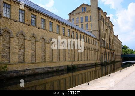 Saltaire, Salzmühle, Reflexionen , am Leeds und Liverpool Kanal, Yorkshire Stockfoto