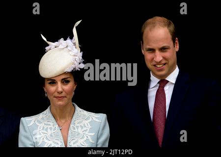 Catherine, Herzogin von Cambridge und Prinz William, Herzog von Cambridge, verlassen die St. Pauls Cathedral in London, Großbritannien. Juni 2016. Stockfoto