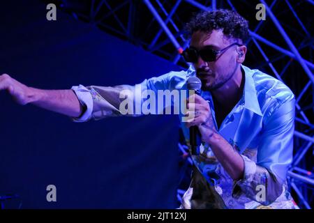 Modena, Italien. 26. August 2022. Der italienische Sänger Carl Brave alias Carlo Luigi Coraggio bei seinem Live-Auftritt in Modena, Arena sul Lago für seine Sommertournee 2022 Credit: Roberto Tommasini/Alamy Live News Stockfoto