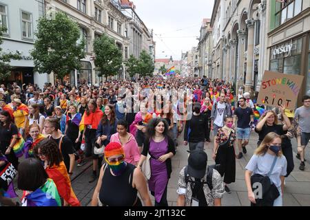 Erfurt, Deutschland. 27. August 2022. Beim Erfurter Christopher Street Day (CSD) gehen Menschen durch die Innenstadt für mehr Toleranz und Vielfalt in der Gesellschaft. Die CSD wird weltweit gefeiert und soll die Menschen an die Rechte von Lesben, Schwulen, Bisexuellen, Transgender, Intersexuellen und queeren Menschen erinnern. Kredit: Bodo Schackow/dpa/Alamy Live Nachrichten Stockfoto