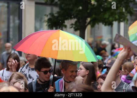 Erfurt, Deutschland. 27. August 2022. Beim Erfurter Christopher Street Day (CSD) gehen Menschen durch die Innenstadt für mehr Toleranz und Vielfalt in der Gesellschaft. Die CSD wird weltweit gefeiert und soll die Menschen an die Rechte von Lesben, Schwulen, Bisexuellen, Transgender, Intersexuellen und queeren Menschen erinnern. Kredit: Bodo Schackow/dpa/Alamy Live Nachrichten Stockfoto