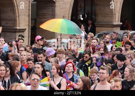 Erfurt, Deutschland. 27. August 2022. Beim Erfurter Christopher Street Day (CSD) gehen Menschen durch die Innenstadt für mehr Toleranz und Vielfalt in der Gesellschaft. Die CSD wird weltweit gefeiert und soll die Menschen an die Rechte von Lesben, Schwulen, Bisexuellen, Transgender, Intersexuellen und queeren Menschen erinnern. Kredit: Bodo Schackow/dpa/Alamy Live Nachrichten Stockfoto