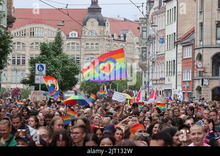 Erfurt, Deutschland. 27. August 2022. Beim Erfurter Christopher Street Day (CSD) gehen Menschen durch die Innenstadt für mehr Toleranz und Vielfalt in der Gesellschaft. Die CSD wird weltweit gefeiert und soll die Menschen an die Rechte von Lesben, Schwulen, Bisexuellen, Transgender, Intersexuellen und queeren Menschen erinnern. Kredit: Bodo Schackow/dpa/Alamy Live Nachrichten Stockfoto