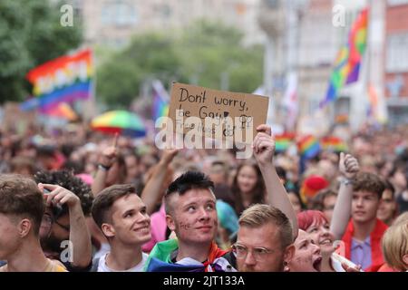 Erfurt, Deutschland. 27. August 2022. Beim Erfurter Christopher Street Day (CSD) gehen Menschen durch die Innenstadt für mehr Toleranz und Vielfalt in der Gesellschaft. Die CSD wird weltweit gefeiert und soll die Menschen an die Rechte von Lesben, Schwulen, Bisexuellen, Transgender, Intersexuellen und queeren Menschen erinnern. Kredit: Bodo Schackow/dpa/Alamy Live Nachrichten Stockfoto