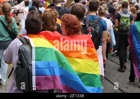 Erfurt, Deutschland. 27. August 2022. Beim Erfurter Christopher Street Day (CSD) gehen Menschen durch die Innenstadt für mehr Toleranz und Vielfalt in der Gesellschaft. Die CSD wird weltweit gefeiert und soll die Menschen an die Rechte von Lesben, Schwulen, Bisexuellen, Transgender, Intersexuellen und queeren Menschen erinnern. Kredit: Bodo Schackow/dpa/Alamy Live Nachrichten Stockfoto