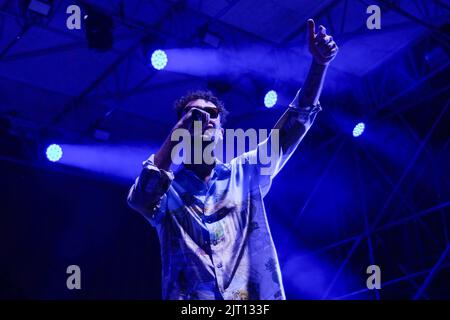 Modena, Italien. 26. August 2022. Der italienische Sänger Carl Brave alias Carlo Luigi Coraggio bei seinem Live-Auftritt in Modena, Arena sul Lago für seine Sommertournee 2022 Credit: Roberto Tommasini/Alamy Live News Stockfoto