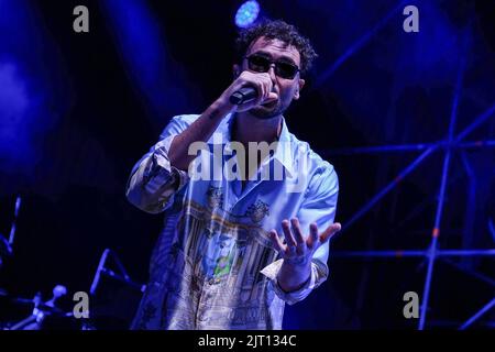 Modena, Italien. 26. August 2022. Der italienische Sänger Carl Brave alias Carlo Luigi Coraggio bei seinem Live-Auftritt in Modena, Arena sul Lago für seine Sommertournee 2022 Credit: Roberto Tommasini/Alamy Live News Stockfoto