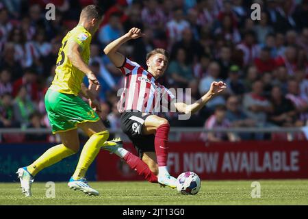 Dan Neil von Sunderland tagt Kenny McLean von Norwich City während des Sky Bet Championship-Spiels zwischen Sunderland und Norwich City im Stadium of Light, Sunderland, am Samstag, den 27.. August 2022. (Kredit: Michael Driver | MI Nachrichten) Kredit: MI Nachrichten & Sport /Alamy Live Nachrichten Stockfoto