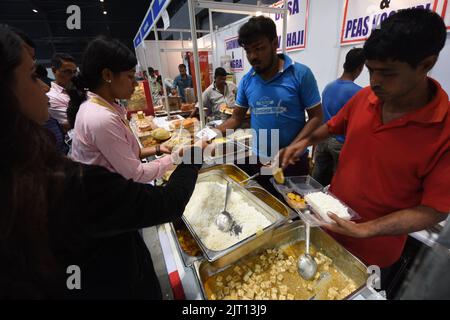 Kalkutta, Westbengalen, Indien. 26. August 2022. 19. International Foodtech Kalkutta 2022 - eine dreitägige Ausstellung der Lebensmittel- und Gastgewerbe-Industrie im Osten Indiens. Rund 115 Unternehmen haben an diesem Flaggschiff-Event für Unternehmen und Öffentlichkeit teilgenommen. (Bild: © Biswarup Ganguly/Pacific Press via ZUMA Press Wire) Stockfoto