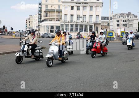 Madeira Drive, City of Brighton & Hove UK. The Mod All Weekender Brighton 2022 das jährliche Treffen für die Liebhaber der Kultur von Mod 60's in Brighton, das mit ihrem traditionellen Transportmittel, dem Roller, ankommt. 27.. August 2022 Quelle: David Smith/Alamy Live News Stockfoto