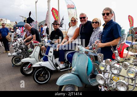 Madeira Drive, City of Brighton & Hove UK. The Mod All Weekender Brighton 2022 das jährliche Treffen für die Liebhaber der Kultur von Mod 60's in Brighton, das mit ihrem traditionellen Transportmittel, dem Roller, ankommt. 27.. August 2022 Quelle: David Smith/Alamy Live News Stockfoto
