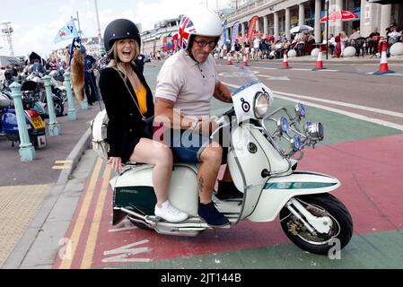 Madeira Drive, City of Brighton & Hove UK. The Mod All Weekender Brighton 2022 das jährliche Treffen für die Liebhaber der Kultur von Mod 60's in Brighton, das mit ihrem traditionellen Transportmittel, dem Roller, ankommt. 27.. August 2022 Quelle: David Smith/Alamy Live News Stockfoto