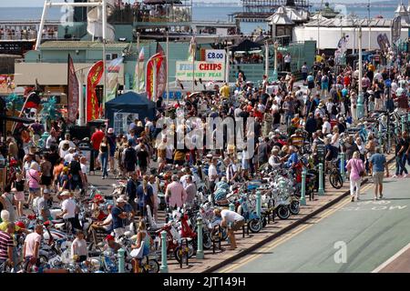 Madeira Drive, City of Brighton & Hove UK. The Mod All Weekender Brighton 2022 das jährliche Treffen für die Liebhaber der Kultur von Mod 60's in Brighton, das mit ihrem traditionellen Transportmittel, dem Roller, ankommt. 27.. August 2022 Quelle: David Smith/Alamy Live News Stockfoto