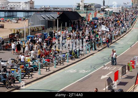 Madeira Drive, City of Brighton & Hove UK. The Mod All Weekender Brighton 2022 das jährliche Treffen für die Liebhaber der Kultur von Mod 60's in Brighton, das mit ihrem traditionellen Transportmittel, dem Roller, ankommt. 27.. August 2022 Quelle: David Smith/Alamy Live News Stockfoto