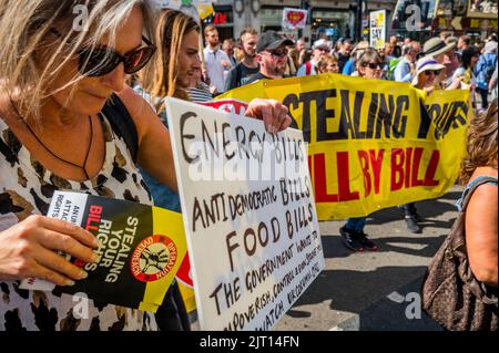 London, Großbritannien. 27. August 2022. "Operation OverREACH, rette unsere Rechte", Marsch für Freiheit - eine Anti-Impfung (für Erwachsene und Kinder), Freiheitsprotest. Sie sind gegen die BBC und glauben, dass ihre „Freiheiten stark eingeschränkt werden“, da ihre Rechte durch eine Reihe von jüngsten Gesetzesvorlagen der Regierung „widerfahren“ werden (einschließlich Gesetzesvorlagen im Zusammenhang mit dem Brexit, obwohl sie generell den Austritt aus Europa unterstützen). Kredit: Guy Bell/Alamy Live Nachrichten Stockfoto