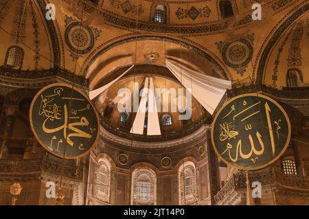 Islamischer Hintergrund. Kalligraphien von Allah und dem Propheten Mohammed in der Ayasofya Moschee oder der Hagia Sophia. Lärm inklusive. Selektiver Fokus. Istanbul Türkei - Stockfoto