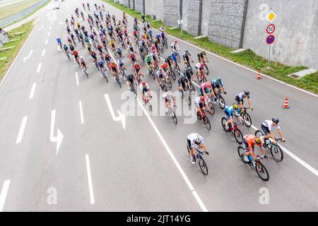 Freiburg Im Breisgau, Deutschland. 27. August 2022. Kurz nach dem scharfen Start der dritten Etappe der Deutschland-Rundfahrt radeln Radfahrer an der Suwonallee in Freiburg entlang. Die 3. Etappe der Deutschland-Rundfahrt führt von Freiburg über den Breisgau und das Markgräfler Land ins Schauinsland. Quelle: Philipp von Ditfurth/dpa/Alamy Live News Stockfoto