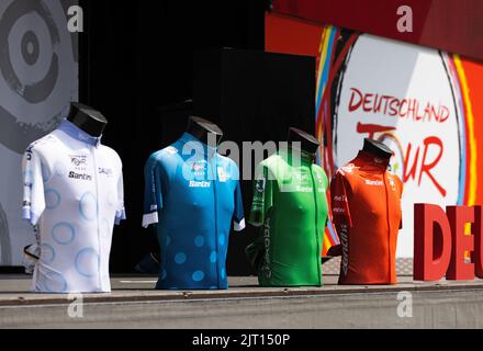 Freiburg Im Breisgau, Deutschland. 27. August 2022. Die Einstufungstrikots der Deutschland Tour befinden sich auf einer Bühne auf Torsen. Die 3.. Etappe der Deutschland-Tour führt von Freiburg über den Breisgau und das Markgräfler Land ins Schauinsland. Quelle: Philipp von Ditfurth/dpa/Alamy Live News Stockfoto