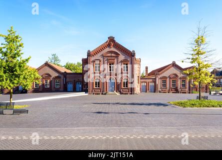 Vorderansicht der Theater- und Schulgebäude des Familistère, einem von Godin im Jahr 1860s in Guise, Frankreich, erbauten Komplex im Pfanstery-Typ. Stockfoto