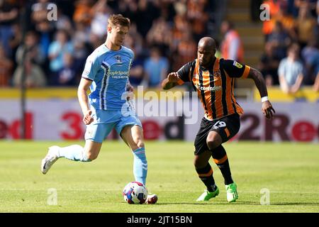 Ben Sheaf von Coventry City (links) und Oscar Estupinan von Hull City kämpfen während des Sky Bet Championship-Spiels im MKM Stadium, Kingston upon Hull, um den Ball. Bilddatum: Samstag, 27. August 2022. Stockfoto