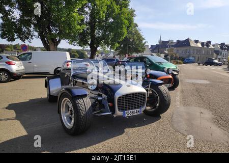 Huelgoat, Frankreich - August 13 2022: Der Caterham 7 ist ein superleichter Sportwagen, der von Caterham Cars im Vereinigten Königreich produziert wird. Stockfoto