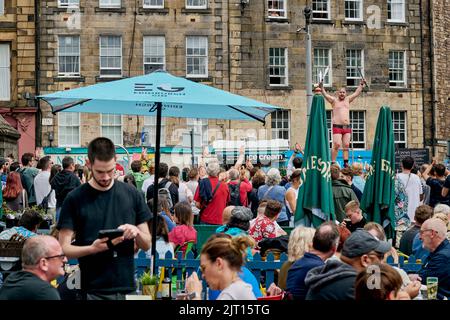 Edinburgh Schottland, Großbritannien 27. August 2022. Menschenmassen im Grassmarket während der letzten Tage des diesjährigen Edinburgh Festivals. Credit sst/alamy live News Stockfoto