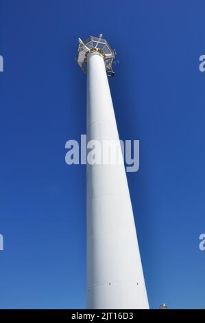 Radarturm und strahlend blauer Himmel am Landguard Point, Felixstowe, Suffolk, England, Großbritannien Stockfoto