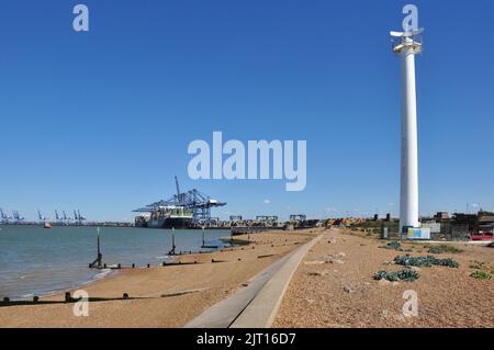 Radarturm am Landguard Point mit Hafenkränen und Schiffen dahinter, Felixstowe, Suffolk, England, Großbritannien Stockfoto