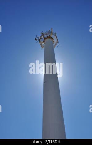 Sonne hinter dem hohen Radarturm am Landguard Point, Felixstowe, Suffolk, England, Großbritannien Stockfoto