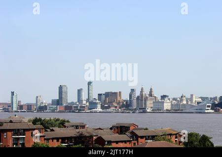 Blick vom St Marys Church Tower, Birkenhead Priory über den Fluss Mersey in Richtung Liverpool Stockfoto