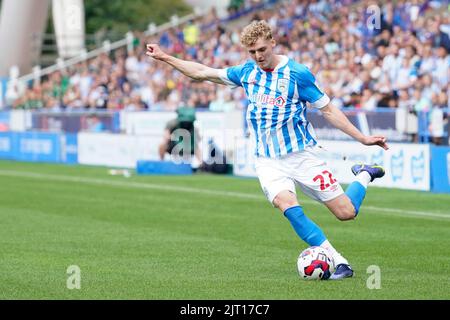 Huddersfield, Großbritannien. 27. August 2022. Jack Rudoni #22 von Huddersfield Town überquert den Ball in Huddersfield, Vereinigtes Königreich am 8/27/2022. (Foto von Steve Flynn/News Images/Sipa USA) Quelle: SIPA USA/Alamy Live News Stockfoto