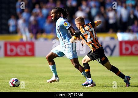 Kasey Palmer von Coventry City (links) und Regan Slater von Hull City kämpfen während des Sky Bet Championship-Spiels im MKM Stadium, Kingston upon Hull, um den Ball. Bilddatum: Samstag, 27. August 2022. Stockfoto