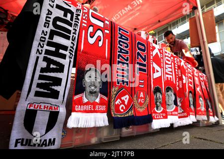 Allgemeiner Überblick über den Verkauf von Tüchern vor dem Stadion vor dem Spiel der Premier League im Emirates Stadium, London. Bilddatum: Samstag, 27. August 2022. Stockfoto